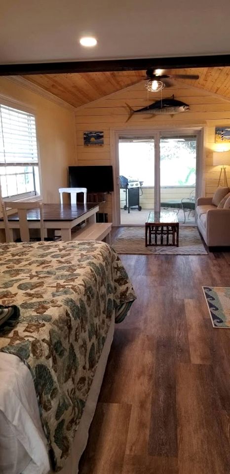 Beautiful Waterfront Cottage for a Peaceful Romantic Escape in Micco, Florida