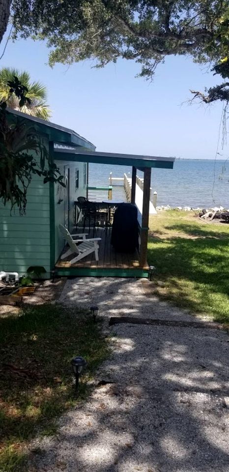 Beautiful Waterfront Cottage for a Peaceful Romantic Escape in Micco, Florida