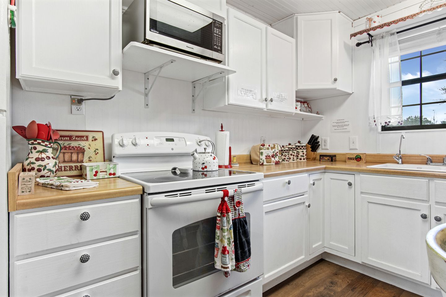 Charming Hill Country Escape with Scenic Views & Outdoor Spaces in Concan, Texas