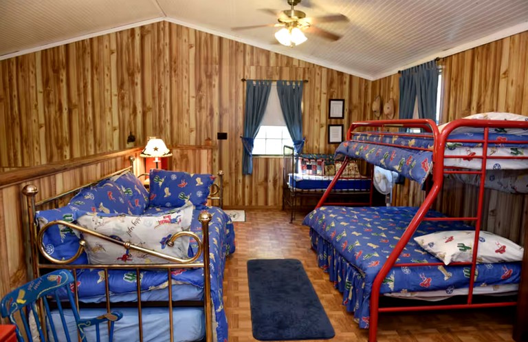 Cabins (United States of America, --, --)