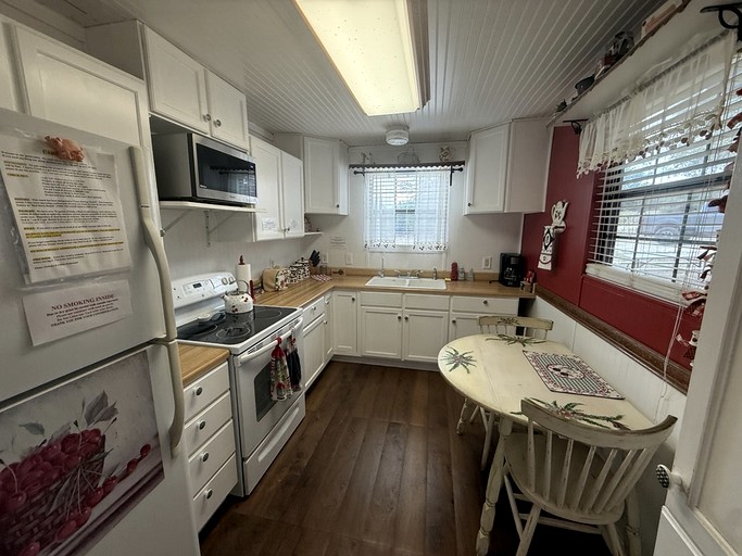 Cabins (United States of America, --, --)