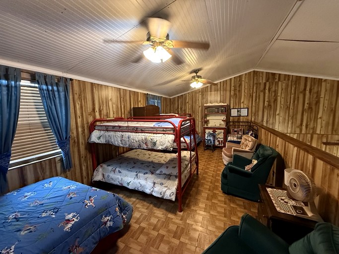 Cabins (United States of America, --, --)