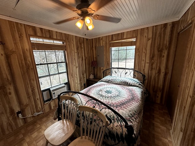 Cabins (United States of America, --, --)