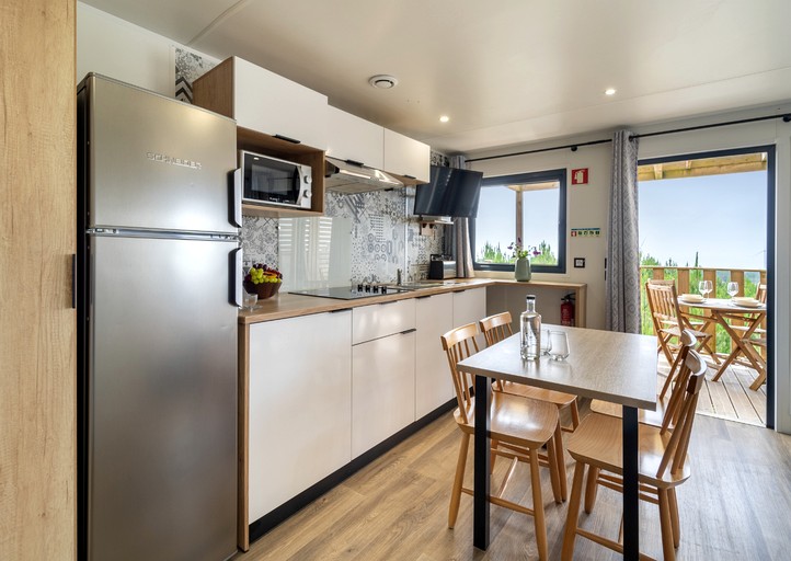 Scenic Cozy Bungalow with Landscape Views & Pool Access Near Nazaré, Portugal