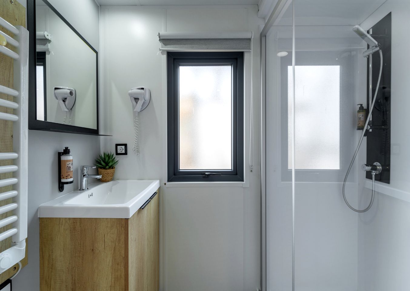 Charming Bungalow with Private Deck & Pool Access Near Nazaré, Portugal