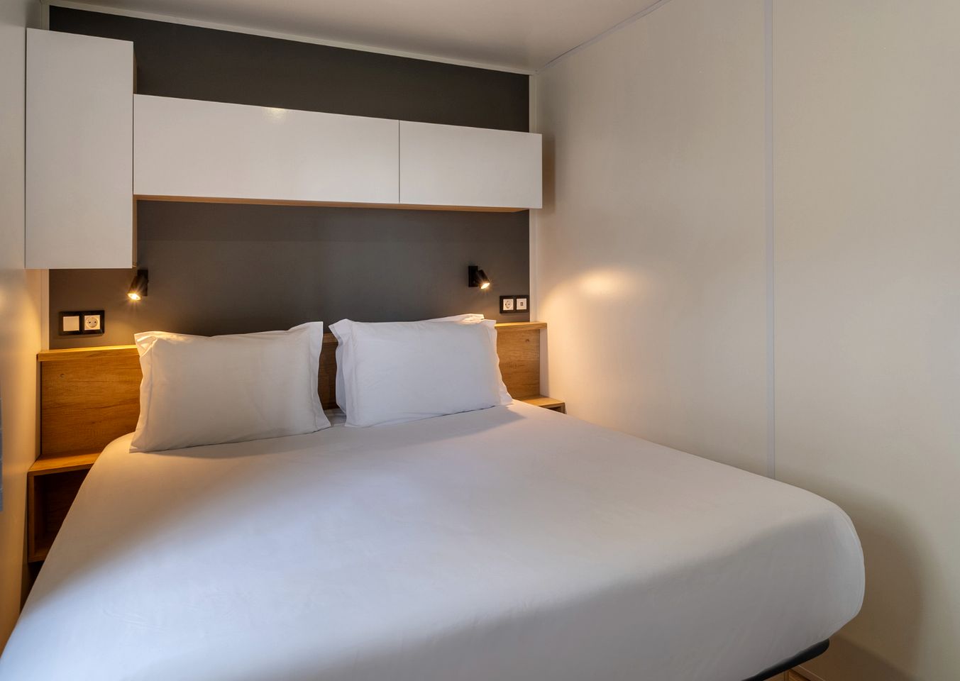 Charming Bungalow with Private Deck & Pool Access Near Nazaré, Portugal