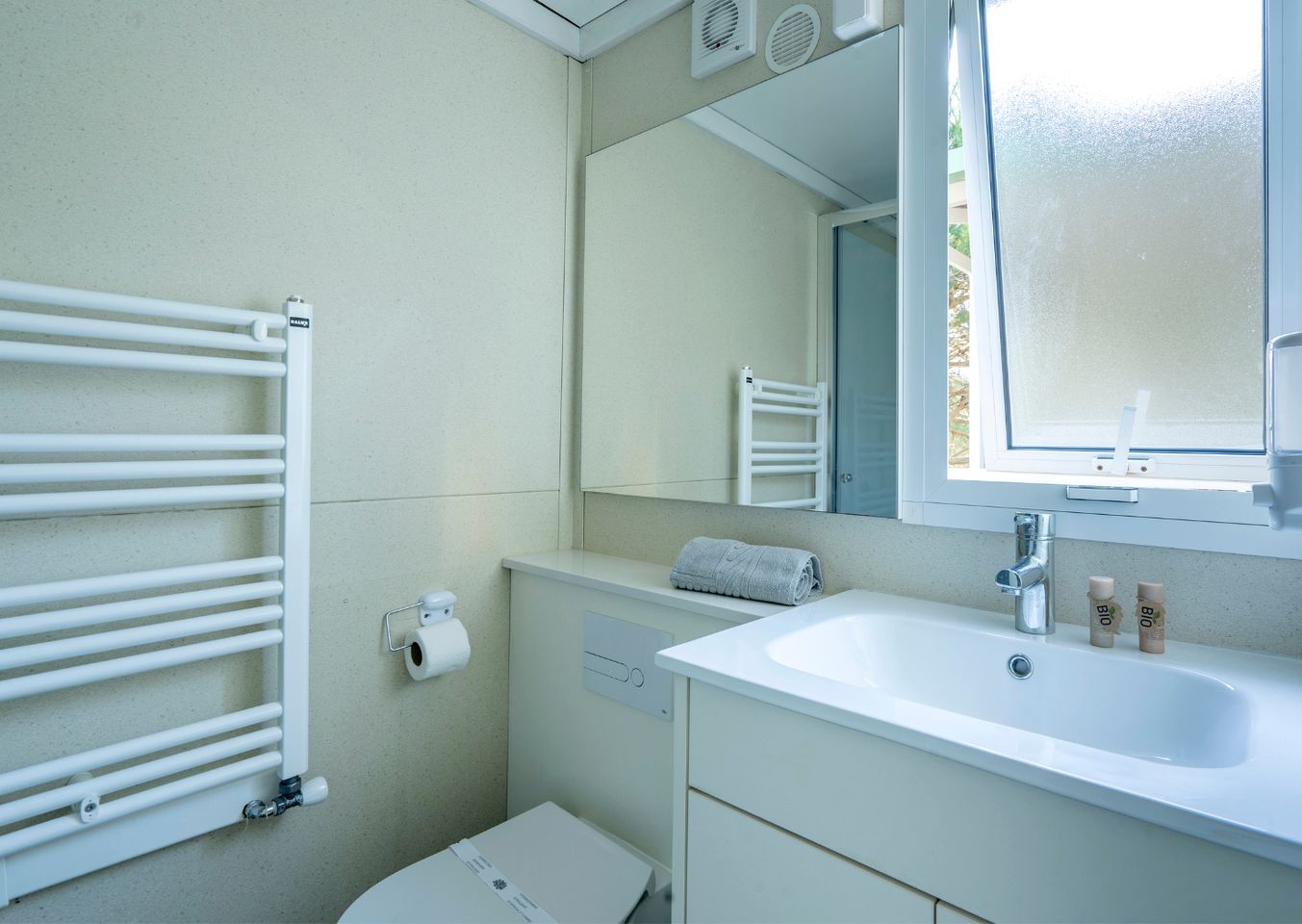 Cozy Bungalow with Covered Terrace & Pool Access Near Nazaré, Portugal