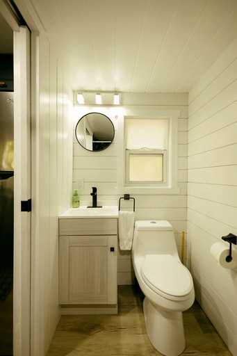 Tiny Houses (Canada, Simcoe, Ontario)