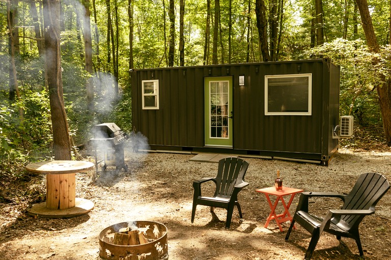 Cozy Semi Off-Grid Tiny Home Forest Retreat with Private Sauna & Cold Plunge Near Simcoe, Ontario