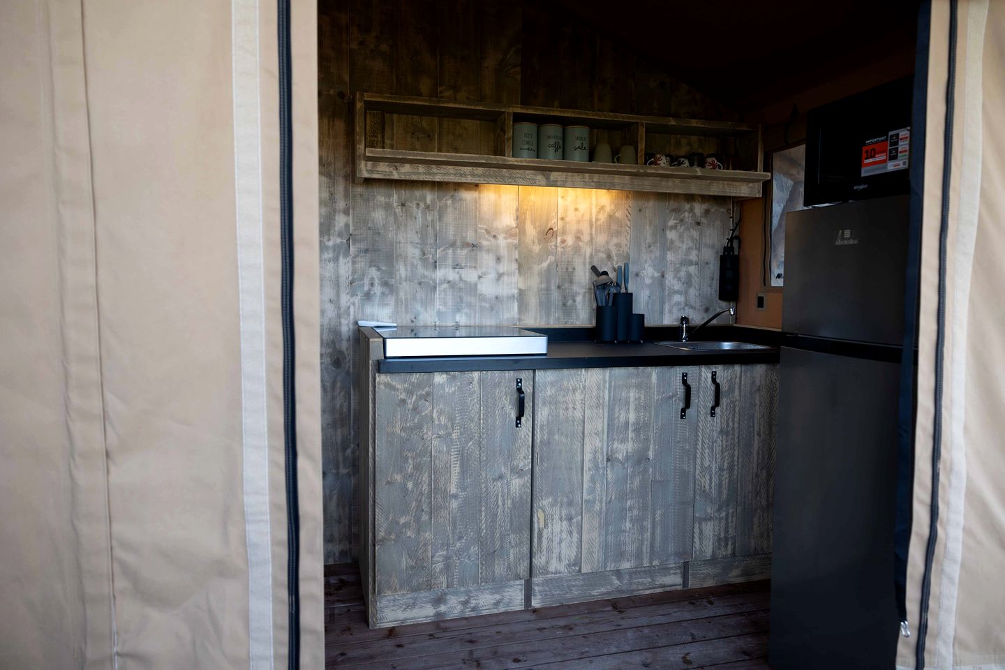 Peaceful Glamping Retreat with Panoramic Views Near Tenuta Spinelli Winery in Marche, Italy