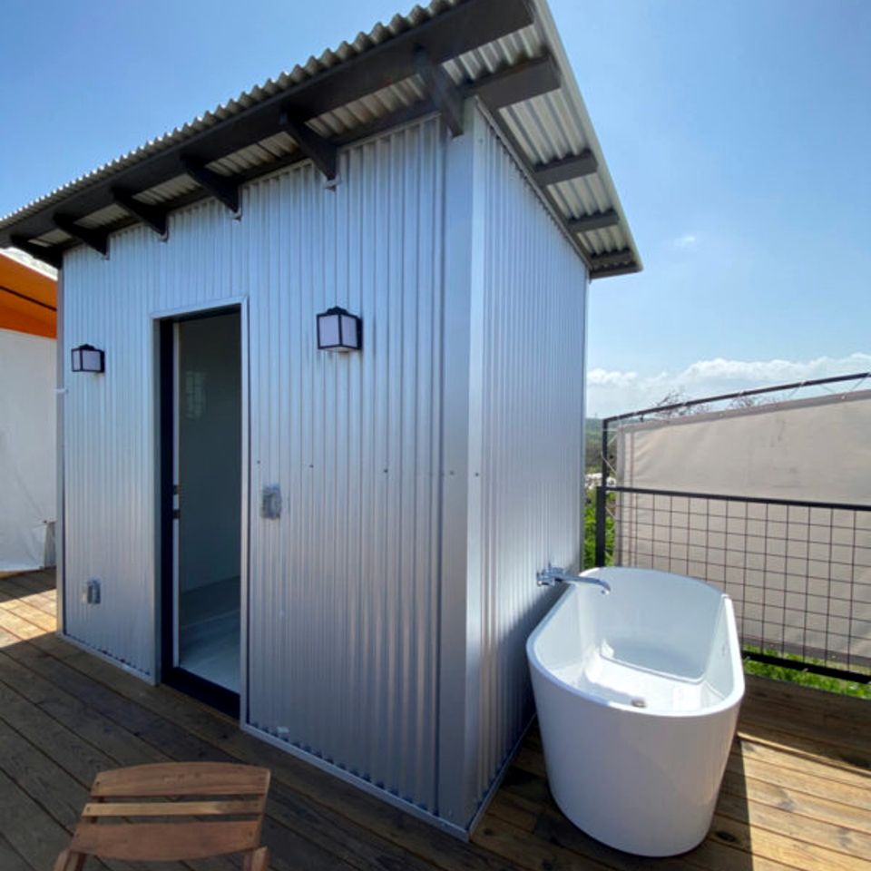 Glamping Retreat with Outdoor Tub & Panoramic Sky Views in Cottonwood Shores, Texas