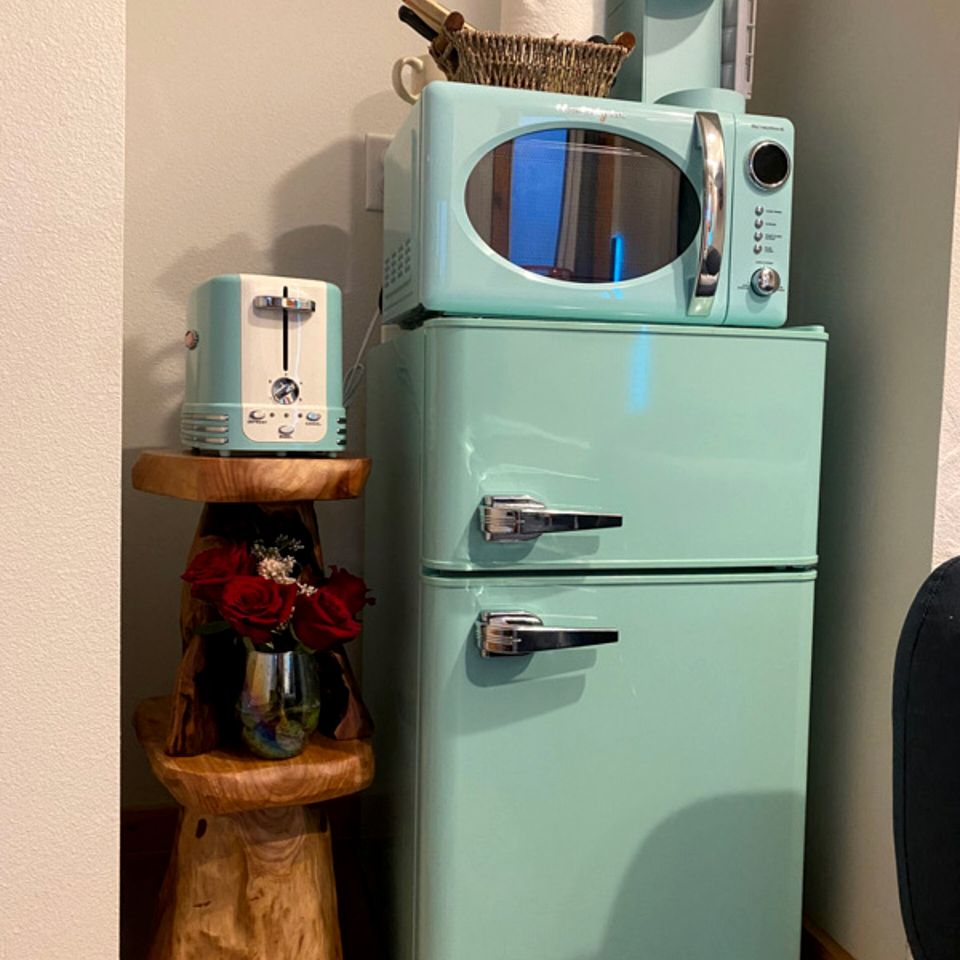 Unique Container Escape with Panoramic Hilltop Views in Cottonwood Shores, Texas