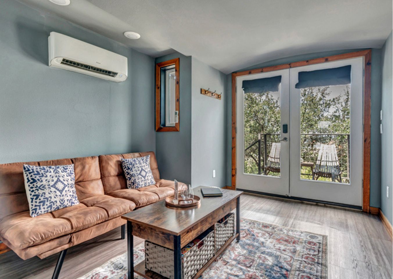 Unique Container Escape with Panoramic Hilltop Views in Cottonwood Shores, Texas