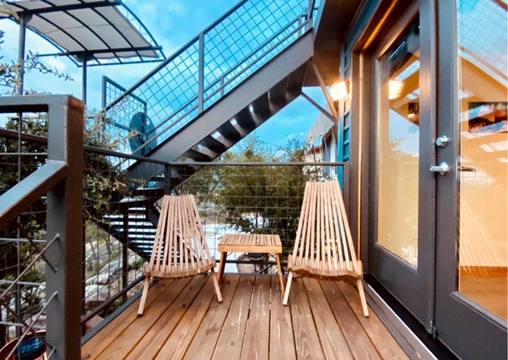 Unique Container Escape with Panoramic Hilltop Views in Cottonwood Shores, Texas