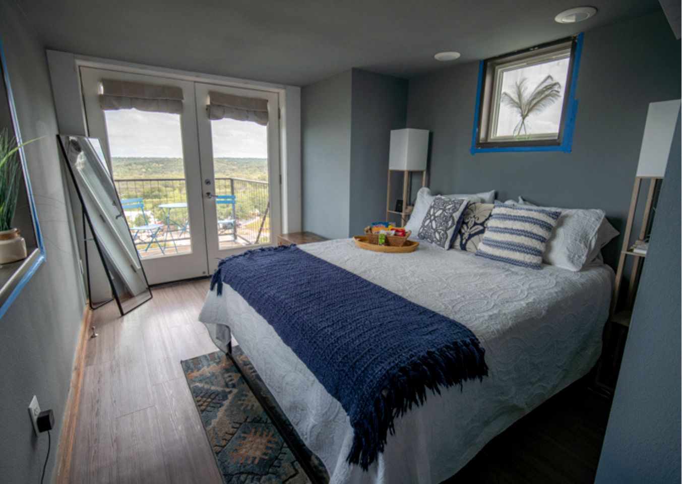 Unique Container Escape with Panoramic Hilltop Views in Cottonwood Shores, Texas