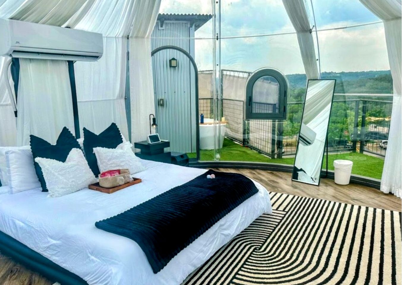 Dreamy Glass Dome Escape Under the Stars in Cottonwood Shores, Texas