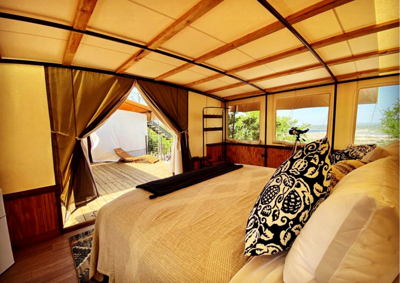 Serene Glampominium Escape with Outdoor & Indoor Showers in Cottonwood Shores, Texas