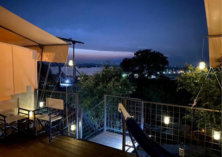 Serene Glampominium Escape with Outdoor & Indoor Showers in Cottonwood Shores, Texas