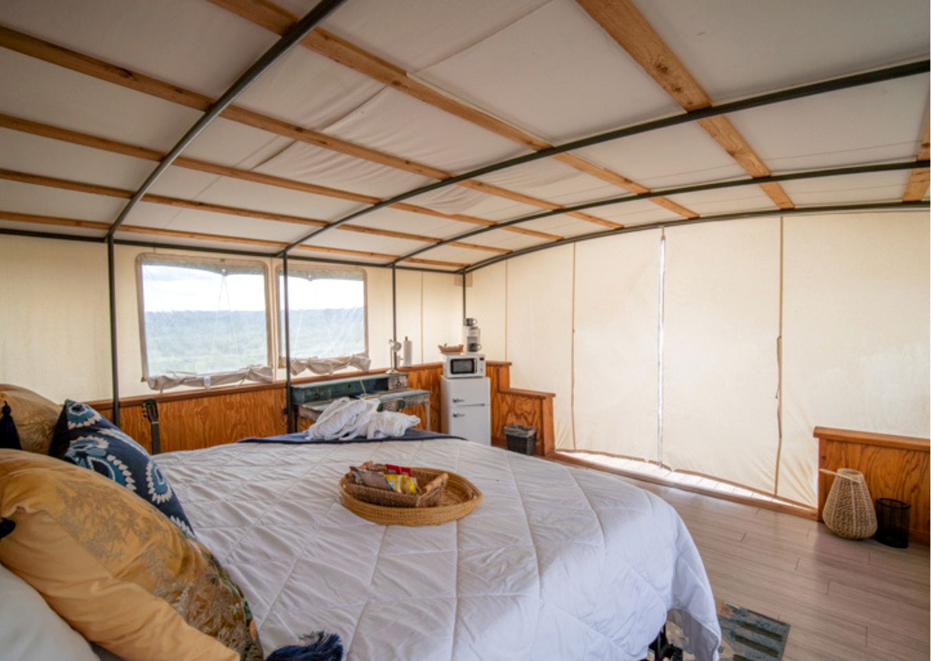 Serene Glampominium Escape with Outdoor & Indoor Showers in Cottonwood Shores, Texas