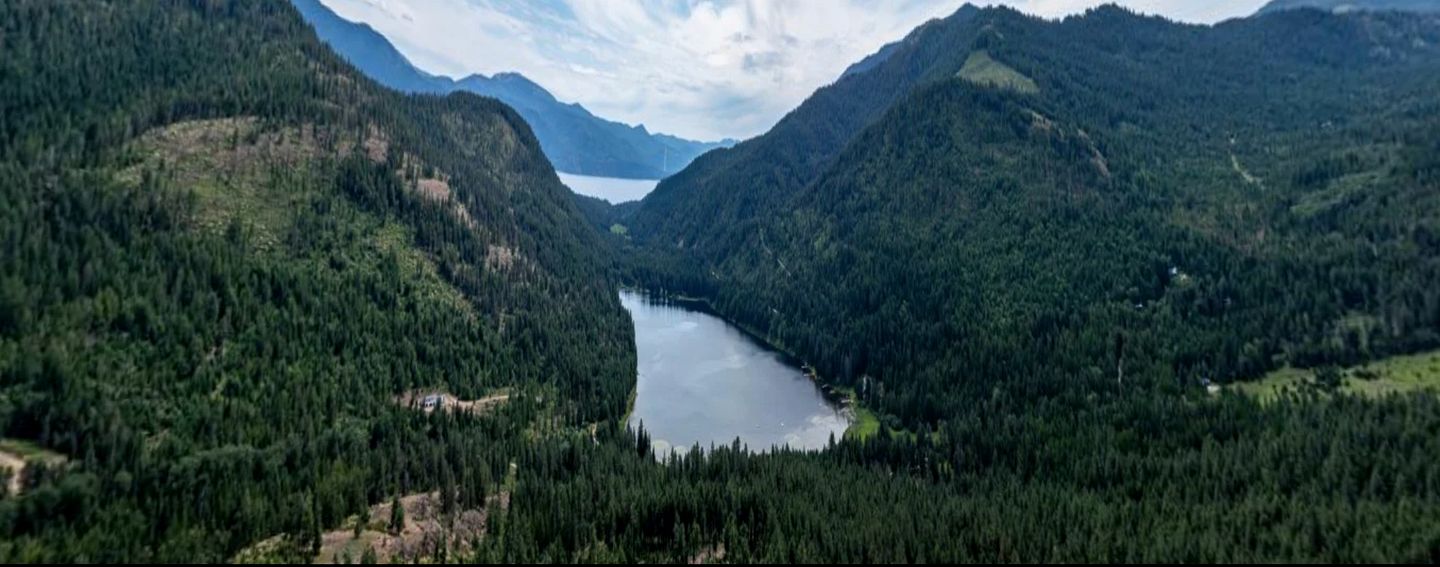 Scenic Off-Grid Campsite Overlooking Crystal Clear Lake in Sagle, Idaho