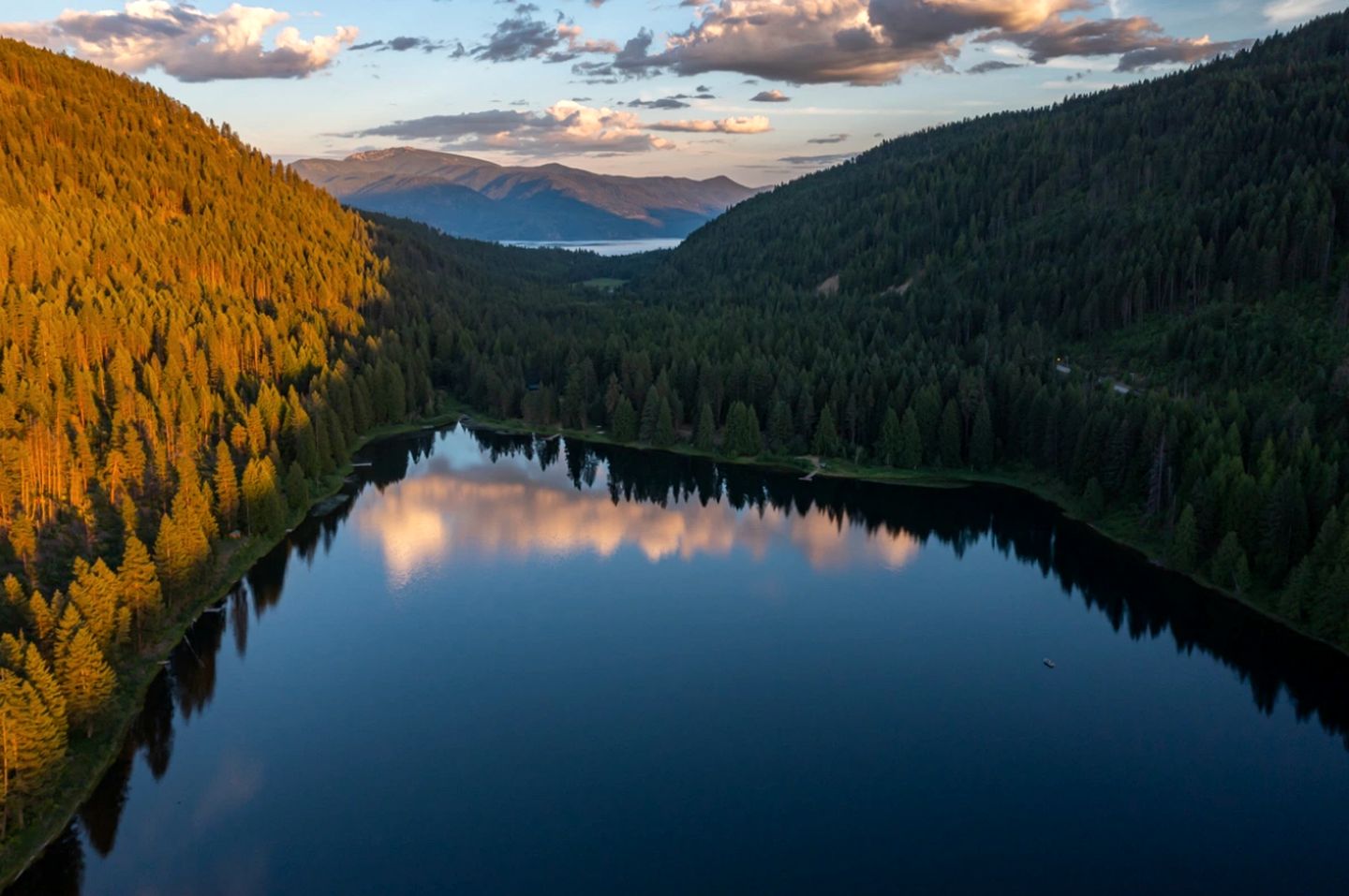 Scenic Off-Grid Campsite Overlooking Crystal Clear Lake in Sagle, Idaho