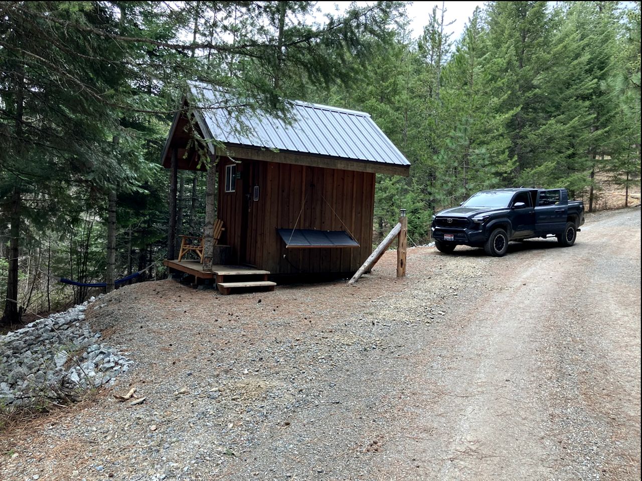 Scenic Off-Grid Campsite Overlooking Crystal Clear Lake in Sagle, Idaho