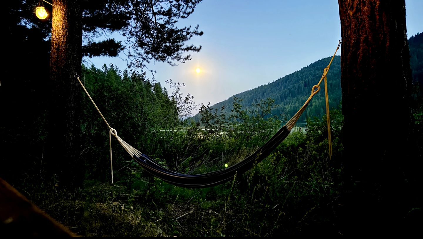 Scenic Off-Grid Campsite Overlooking Crystal Clear Lake in Sagle, Idaho
