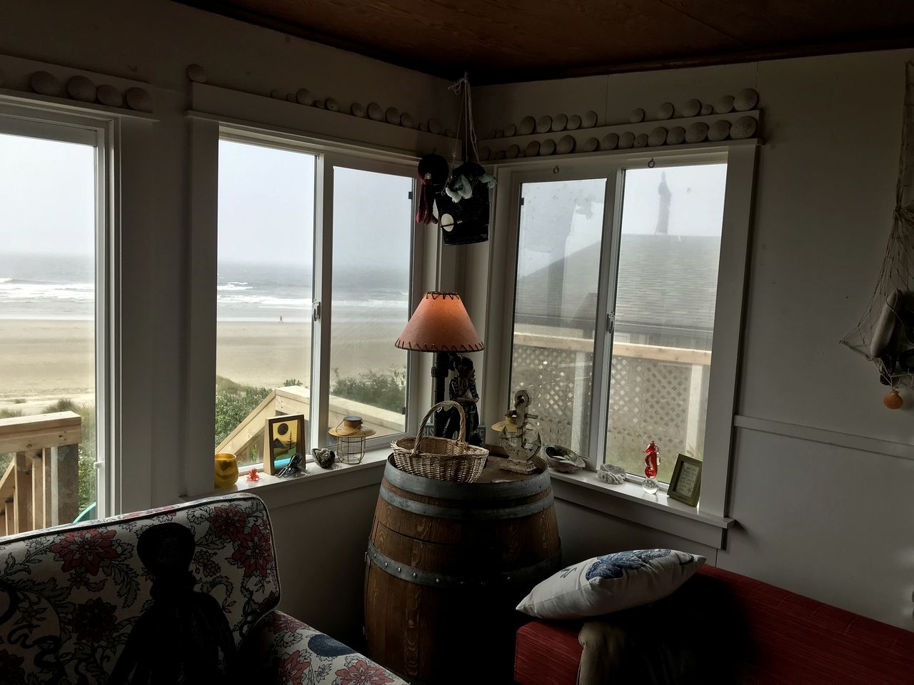 Rustic Beachfront Escape with Fireplace, Views & Pet-Friendly Stay in Florence, Oregon