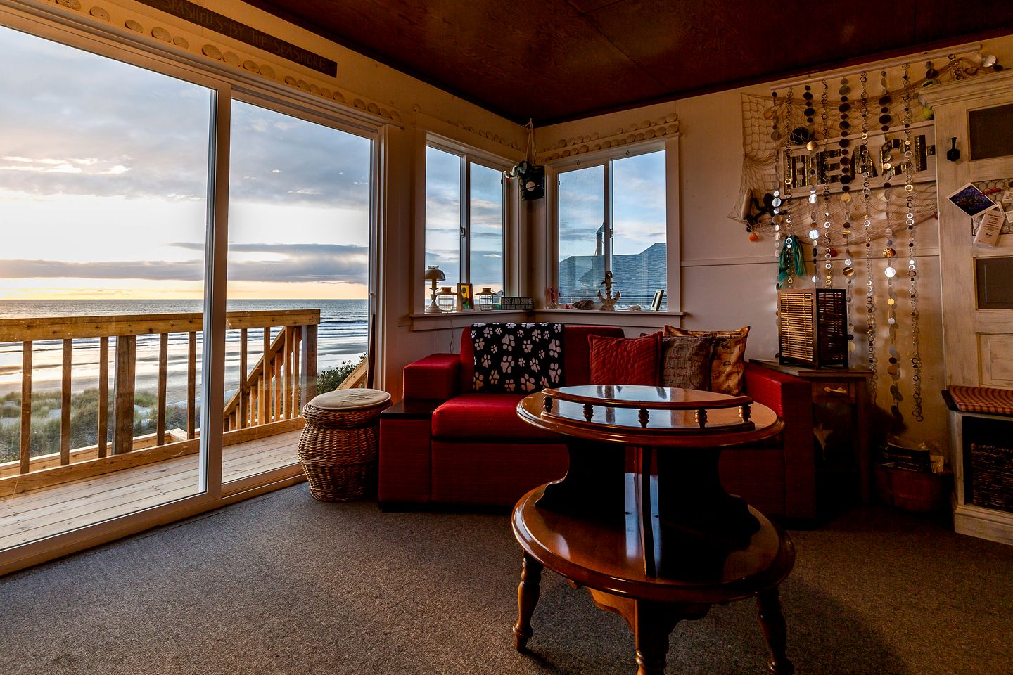 Rustic Beachfront Escape with Fireplace, Views & Pet-Friendly Stay in Florence, Oregon