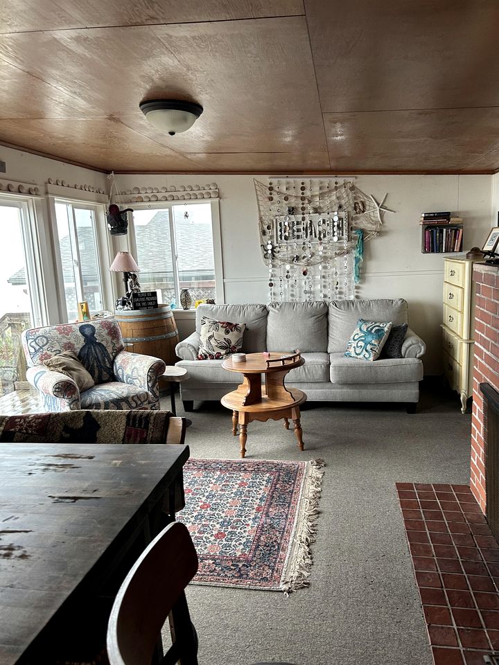 Rustic Beachfront Escape with Fireplace, Views & Pet-Friendly Stay in Florence, Oregon