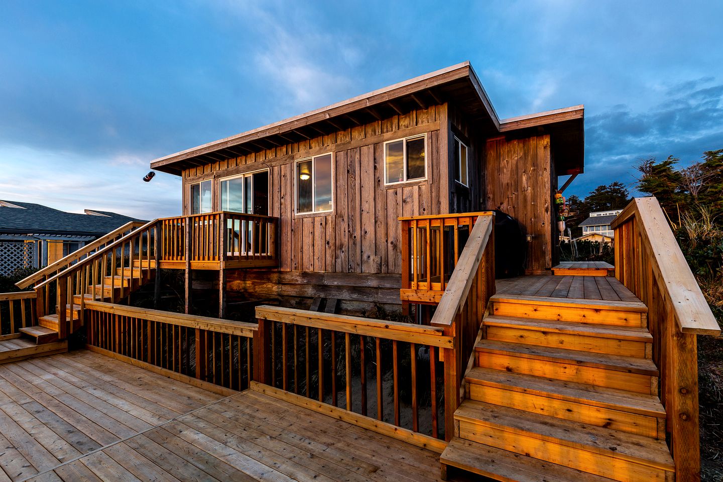 Rustic Beachfront Escape with Fireplace, Views & Pet-Friendly Stay in Florence, Oregon