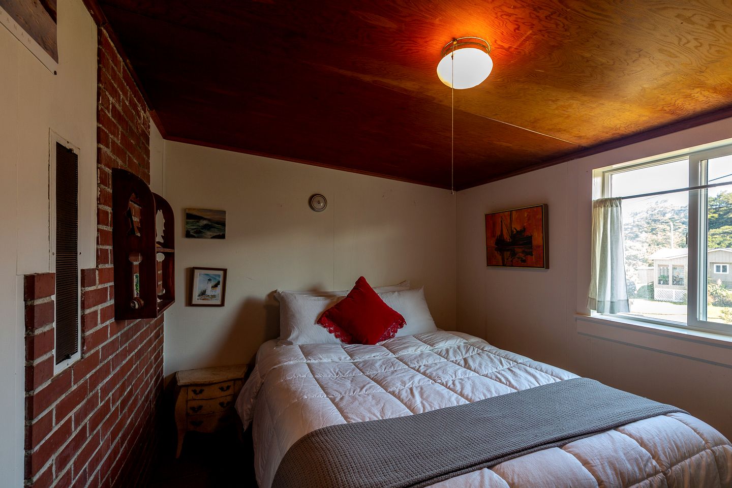 Rustic Beachfront Escape with Fireplace, Views & Pet-Friendly Stay in Florence, Oregon