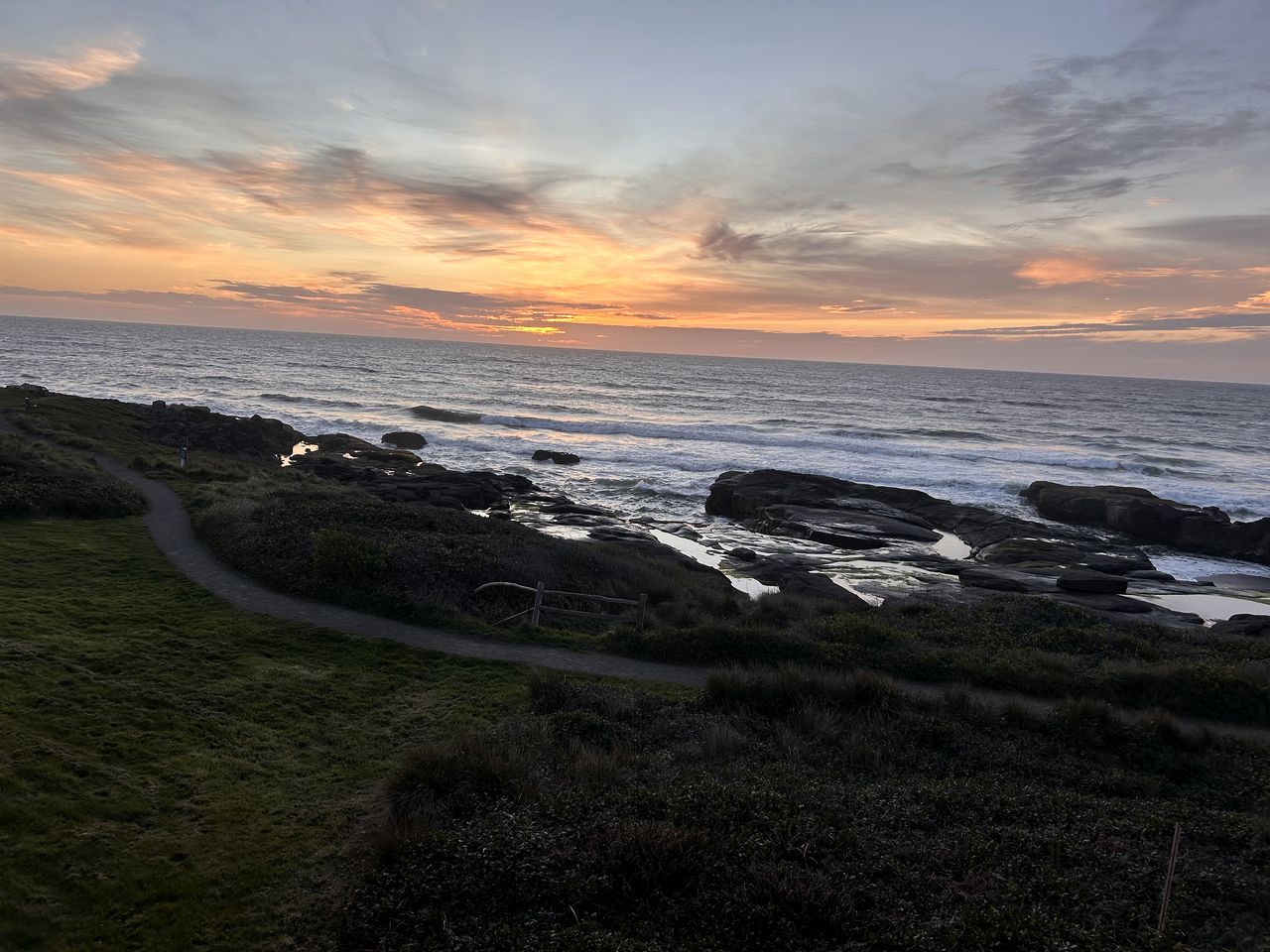 Rustic Beachfront Escape with Fireplace, Views & Pet-Friendly Stay in Florence, Oregon