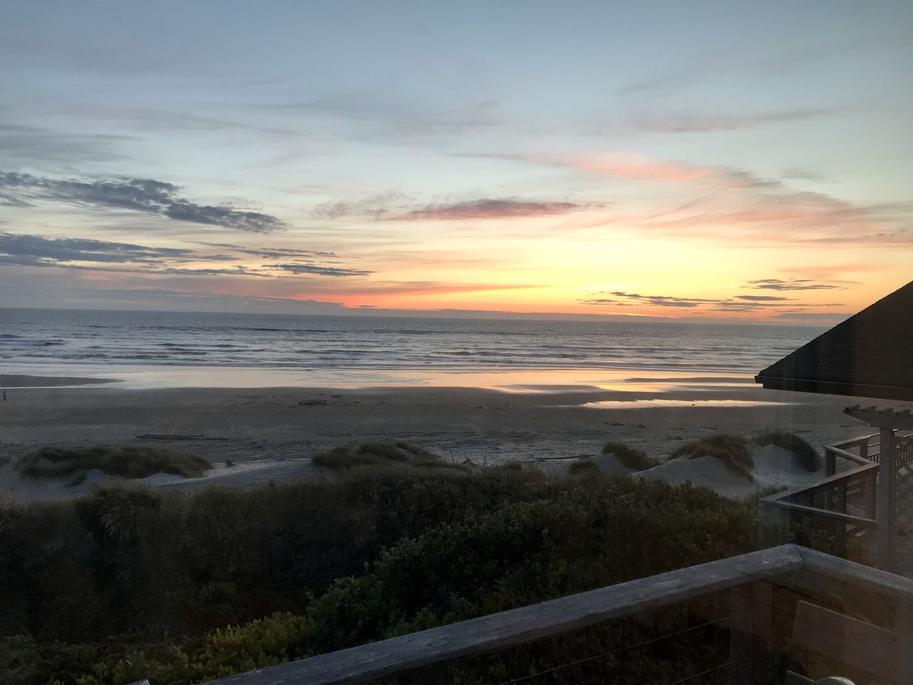 Rustic Beachfront Escape with Fireplace, Views & Pet-Friendly Stay in Florence, Oregon