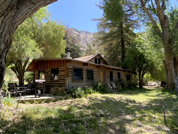 Enchanting Ranch Cottage with Hot Tub & Wide Open Meadows in Kernville, California