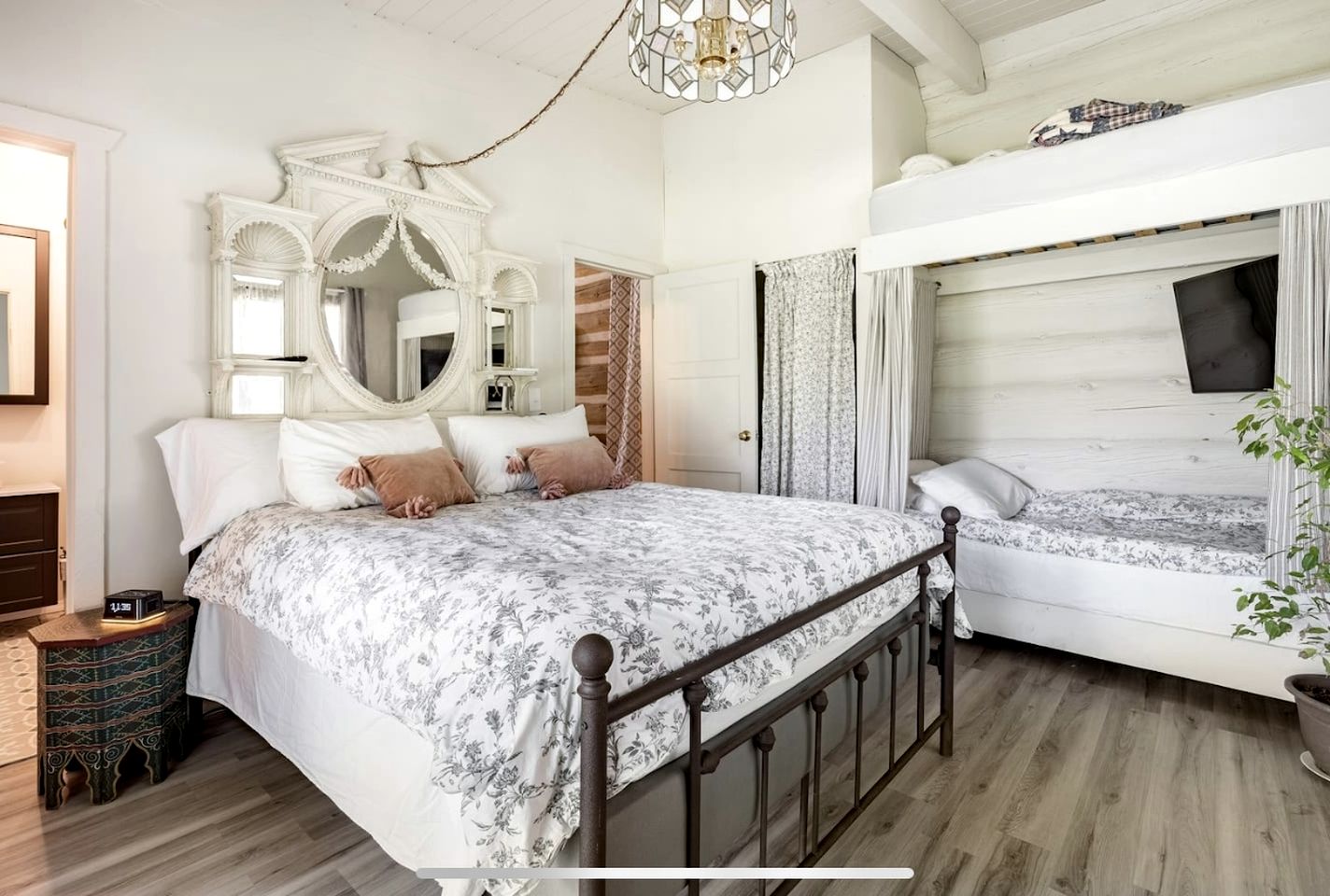 Enchanting Ranch Cottage with Hot Tub & Wide Open Meadows in Kernville, California