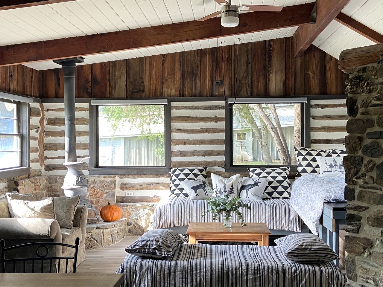 Enchanting Ranch Cottage with Hot Tub & Wide Open Meadows in Kernville, California