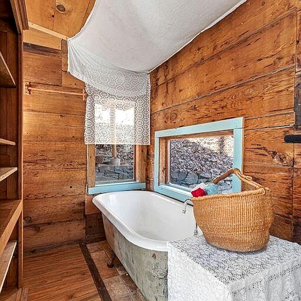 Charming Woodland Cabin with Skylights & Quiet Escape in Jacksonville, Oregon