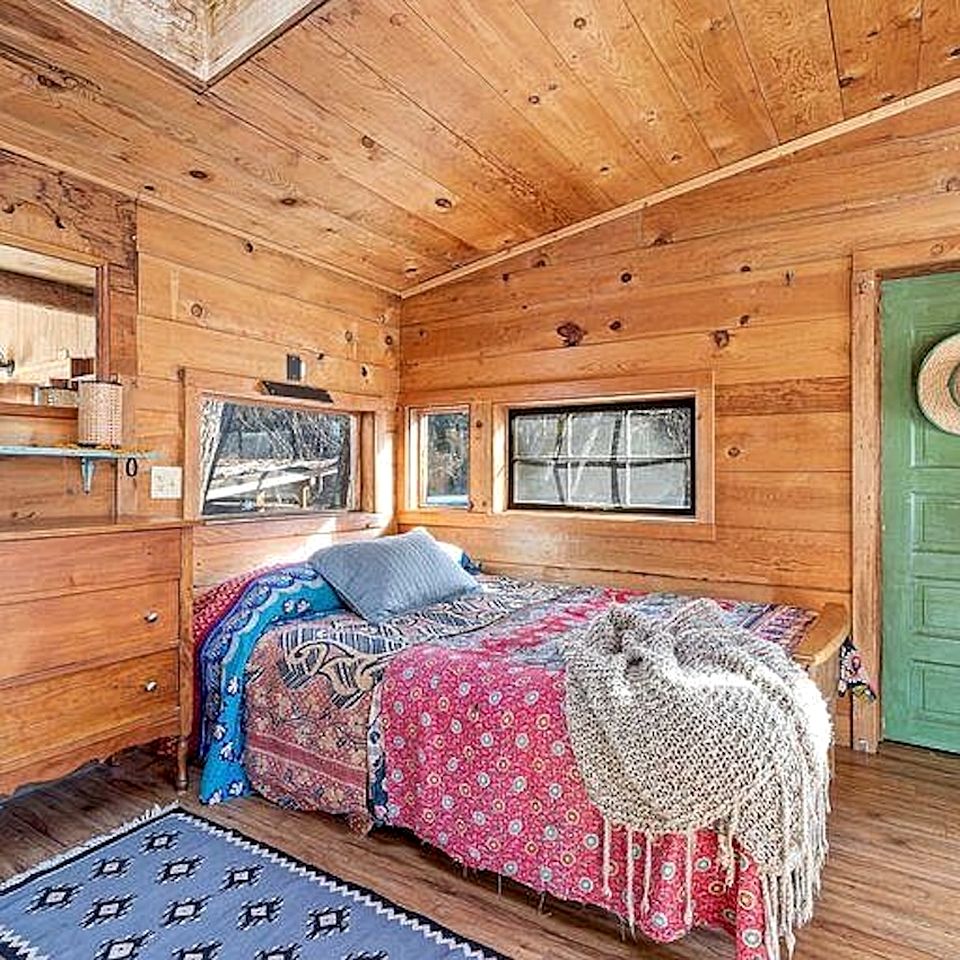 Charming Woodland Cabin with Skylights & Quiet Escape in Jacksonville, Oregon