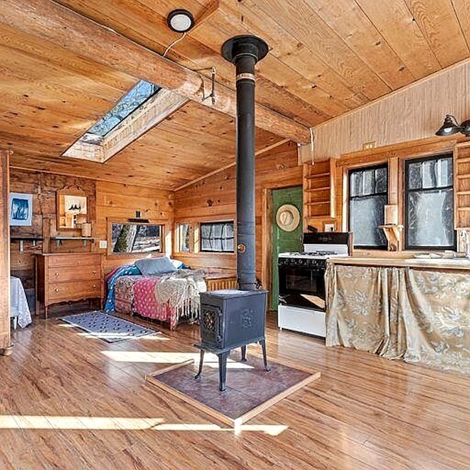 Charming Woodland Cabin with Skylights & Quiet Escape in Jacksonville, Oregon