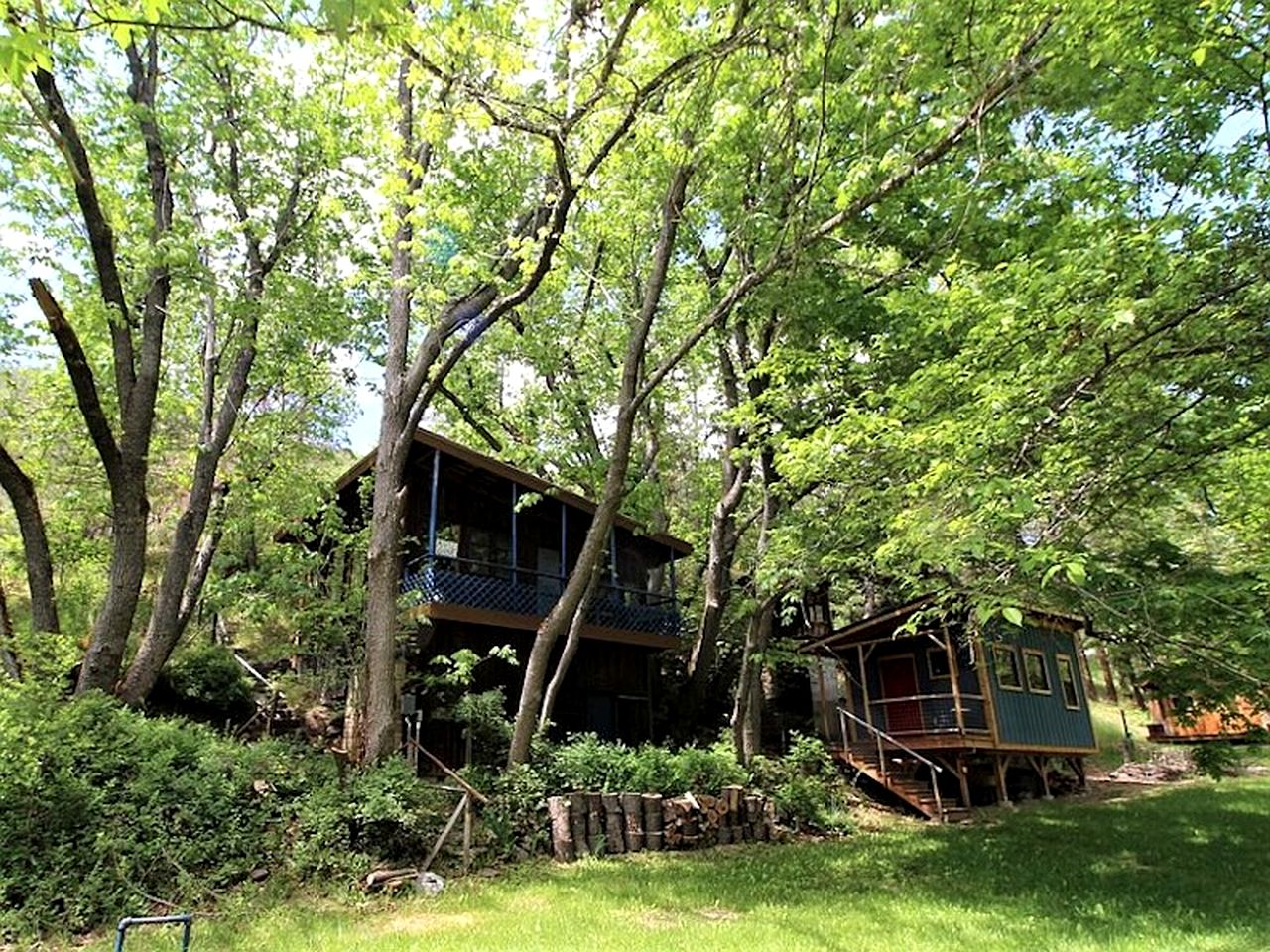 Charming Woodland Cabin with Skylights & Quiet Escape in Jacksonville, Oregon