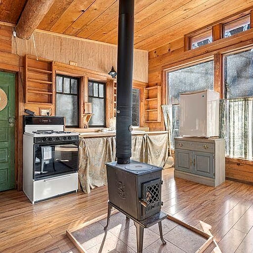 Charming Woodland Cabin with Skylights & Quiet Escape in Jacksonville, Oregon