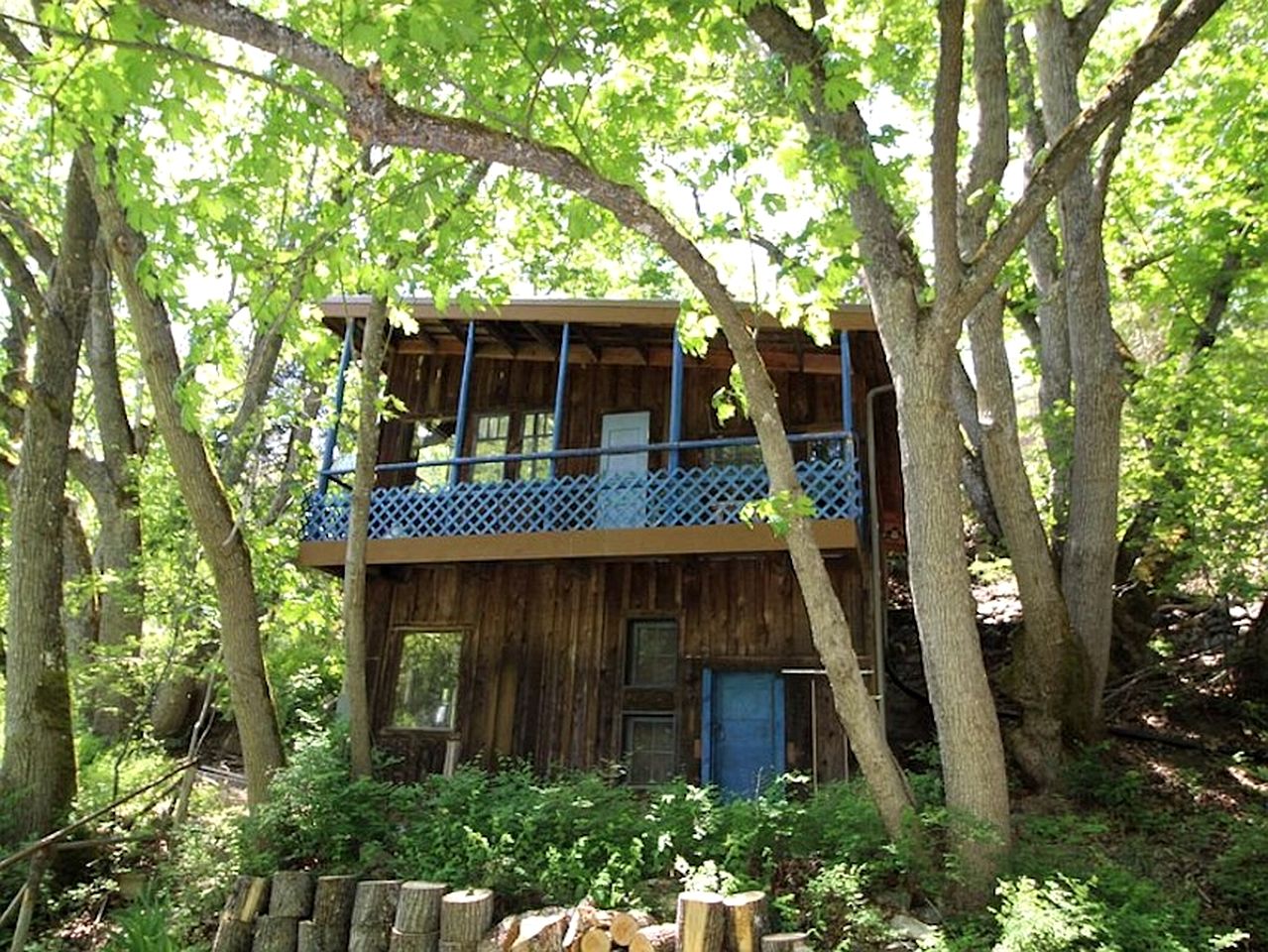 Charming Woodland Cabin with Skylights & Quiet Escape in Jacksonville, Oregon
