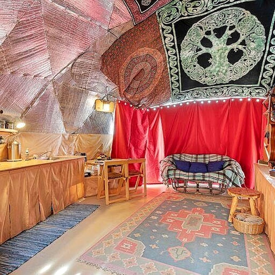 Creekside Geodesic Dome Retreat with Expansive Nature Views in Jacksonville, Oregon