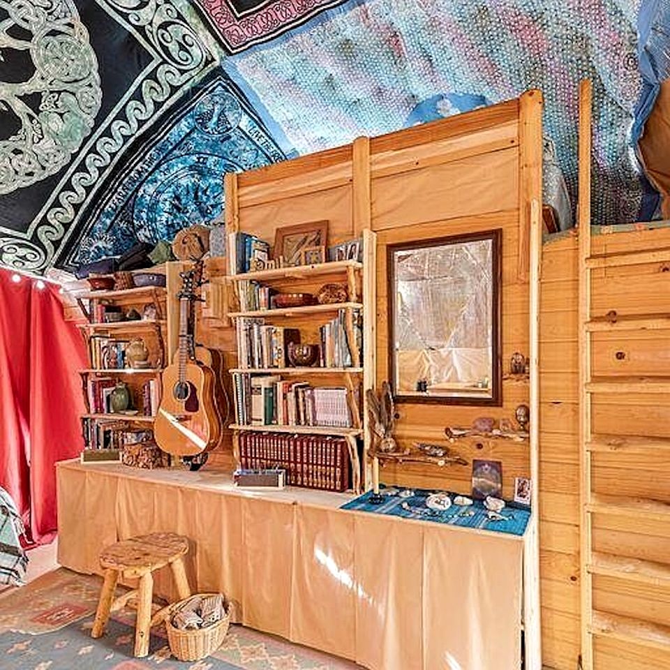 Creekside Geodesic Dome Retreat with Expansive Nature Views in Jacksonville, Oregon