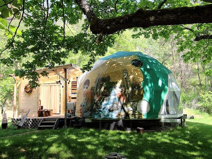 Creekside Geodesic Dome Retreat with Expansive Nature Views in Jacksonville, Oregon