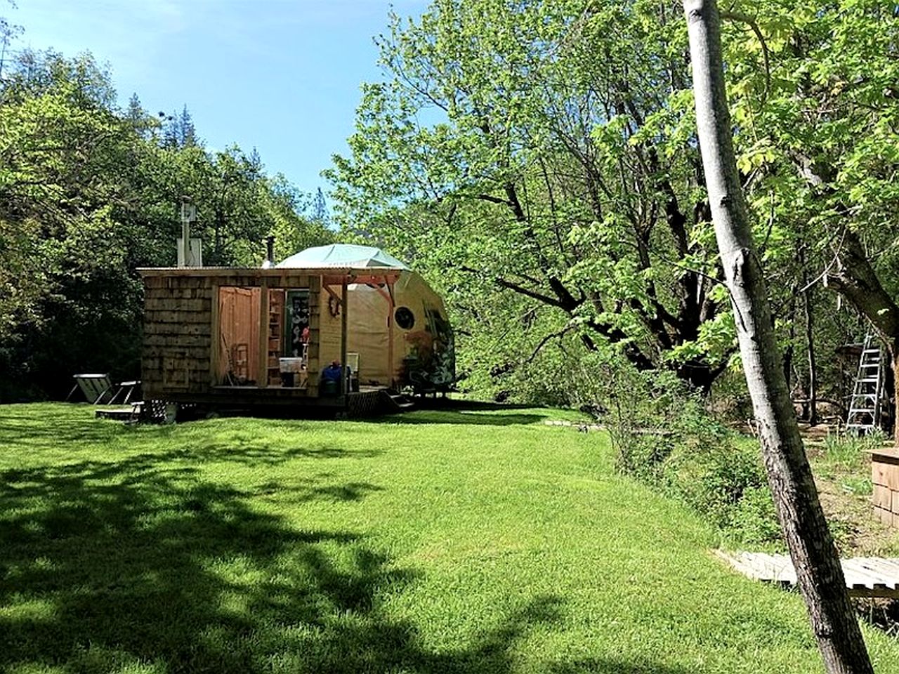Creekside Geodesic Dome Retreat with Expansive Nature Views in Jacksonville, Oregon