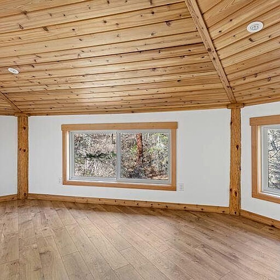 Tranquil Woodland Cabin Getaway with Cozy Indoor Fireplace in Jacksonville, Oregon