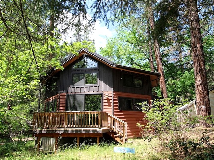 Tranquil Woodland Cabin Getaway with Cozy Indoor Fireplace in Jacksonville, Oregon