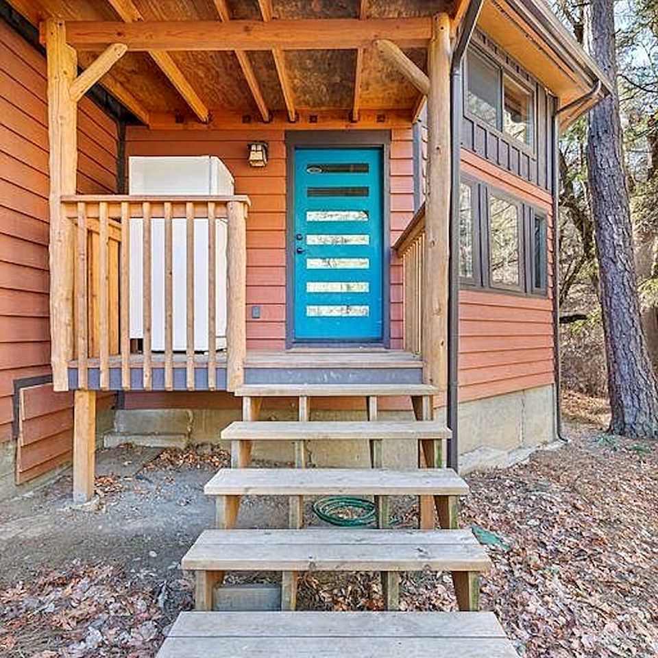 Tranquil Woodland Cabin Getaway with Cozy Indoor Fireplace in Jacksonville, Oregon